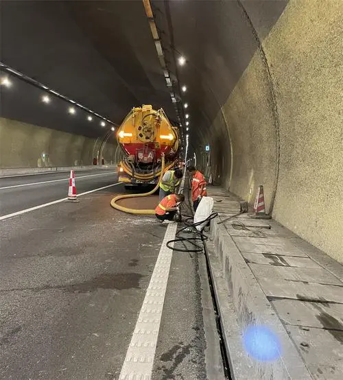 遵化隧道排水渠清淤